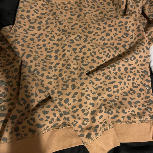 Abercrombie crew sweatshirt with snap bottom details on each side - Picture 3 of 4